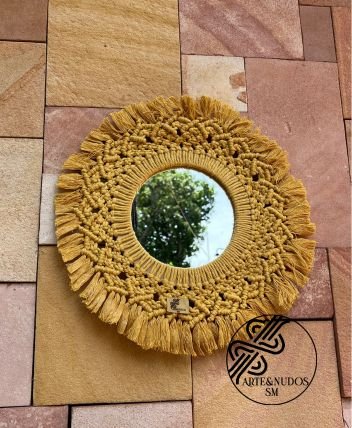 Espejo decorado en macramé