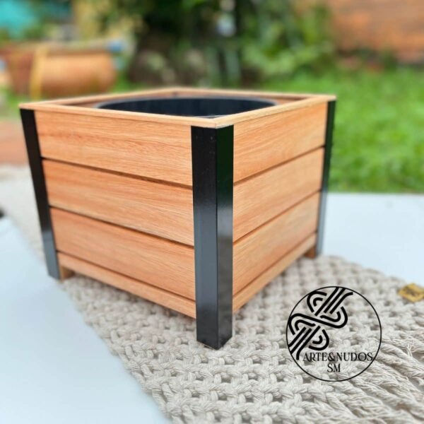 Porta maceta “Equilibrio” – Madera y aluminio para realzar tus espacios.