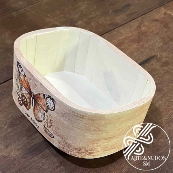 Caja decorativa “Our Hobby” – oval en decoupage con mariposa - Image 3