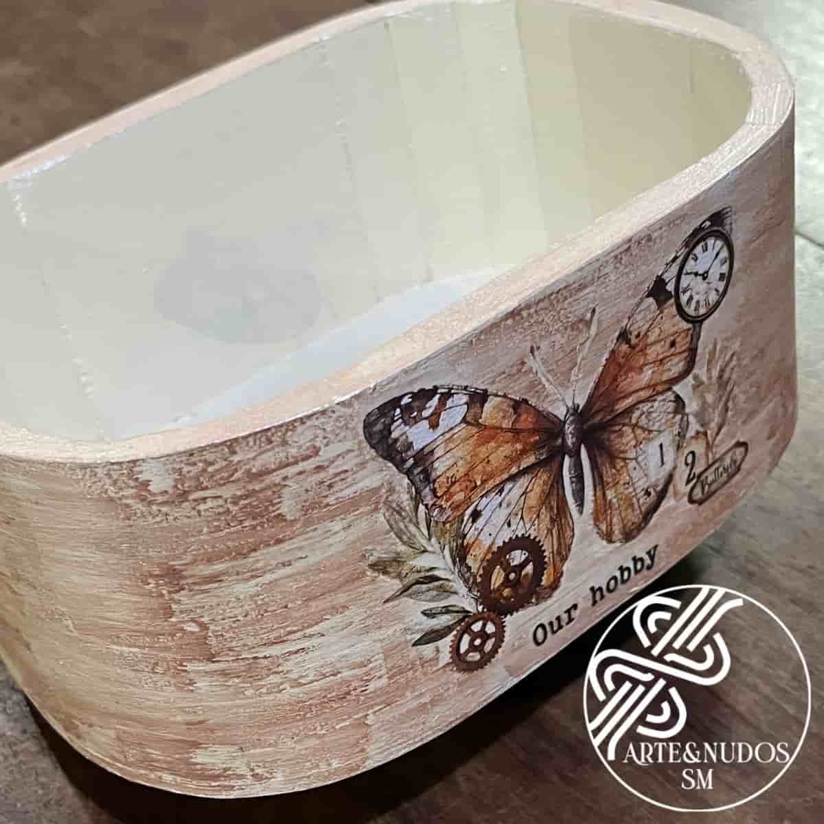 Caja decorativa “Our Hobby” – oval en decoupage con mariposa - Image 2