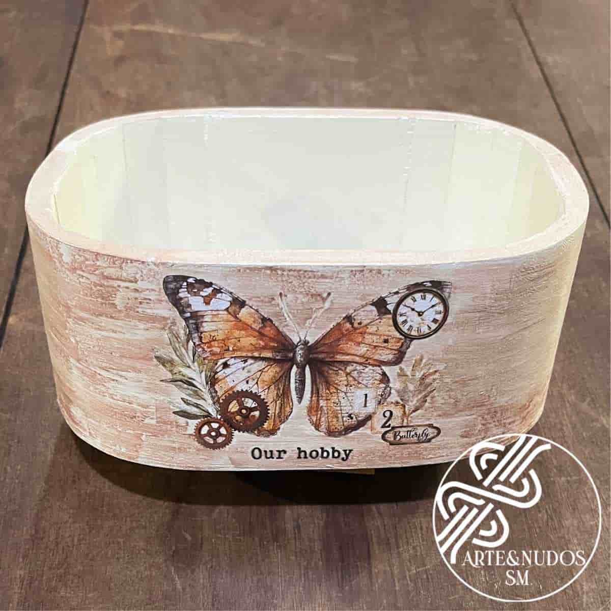 Caja decorativa “Our Hobby” – oval en decoupage con mariposa
