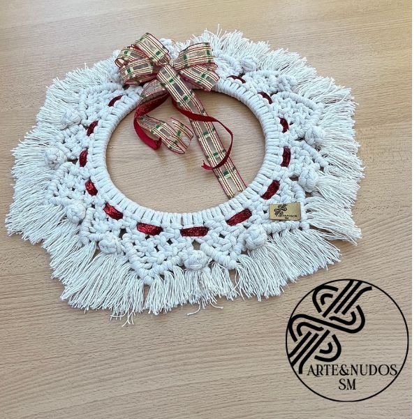 Corona Navideña Artesanal de Macramé – Blanca & Bordó - Image 2