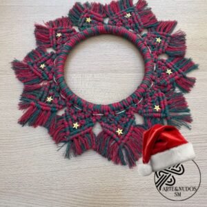 Corona Navideña de Macramé – Verde y Roja con Estrellas Doradas