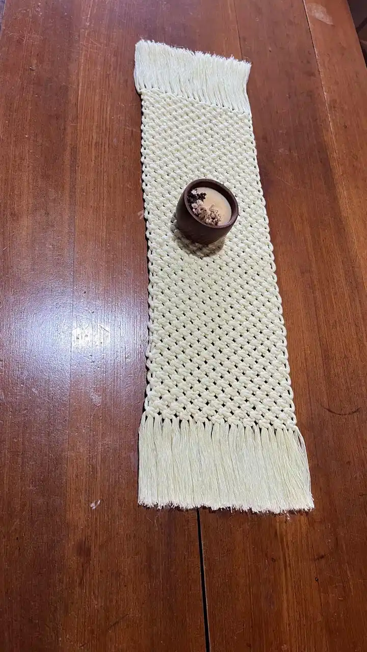 Camino de Mesa Artesanal en Macramé – Algodón Amarillo Claro – 70 x 18 cm - Image 2